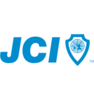 Logo von JCI, einer internationalen Gemeinschaft junger Führungskräfte und Unternehmer, bestehend aus dem Schriftzug „JCI“ in Blau und einem blauen Schild mit einem stilisierten Globus.